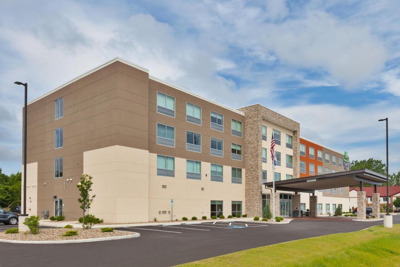 Holiday Inn Express & Suites - Milan - Sandusky Area By Ihg Exterior foto